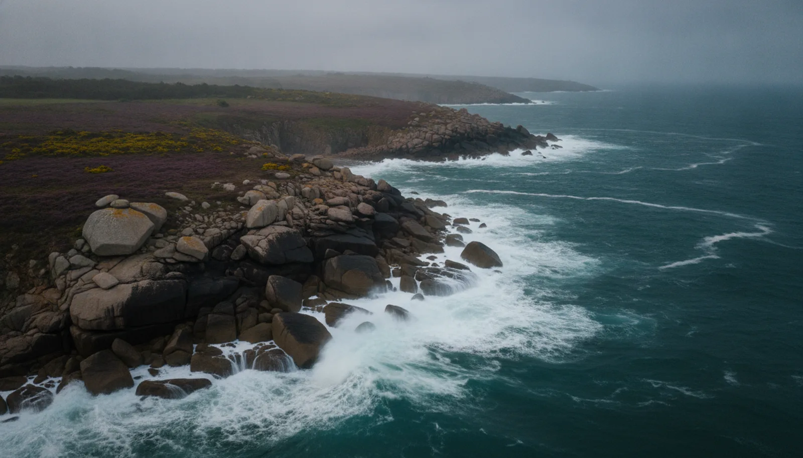 La côte sauvage de la presqu'île de Rhuys : granit, vagues et brume